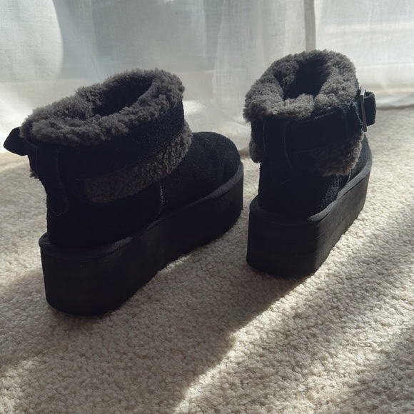 UGG women’s Size 6 Platform Boots Black and Grey Buckle fur - Picture 5 of 7